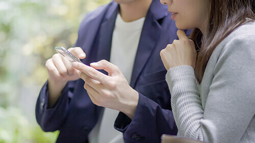 連絡先交換する男女