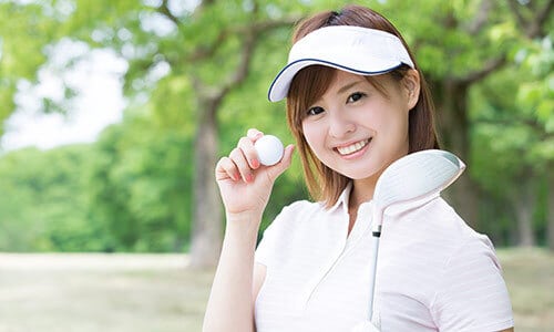 ゴルフボールを持つ女性